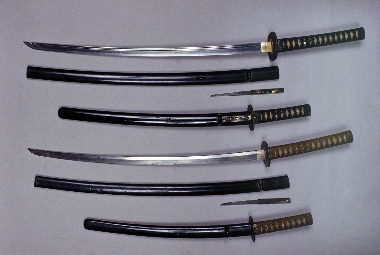 Överst: en katana, japanskt svärd och dess slida, wakizashi, japanskt kort svärd i dess slida, liten Kokatawa dolk stuvar i samma skida. alla tre är från 1700-talet. de lägre är från 1600-talet. av Japanese School