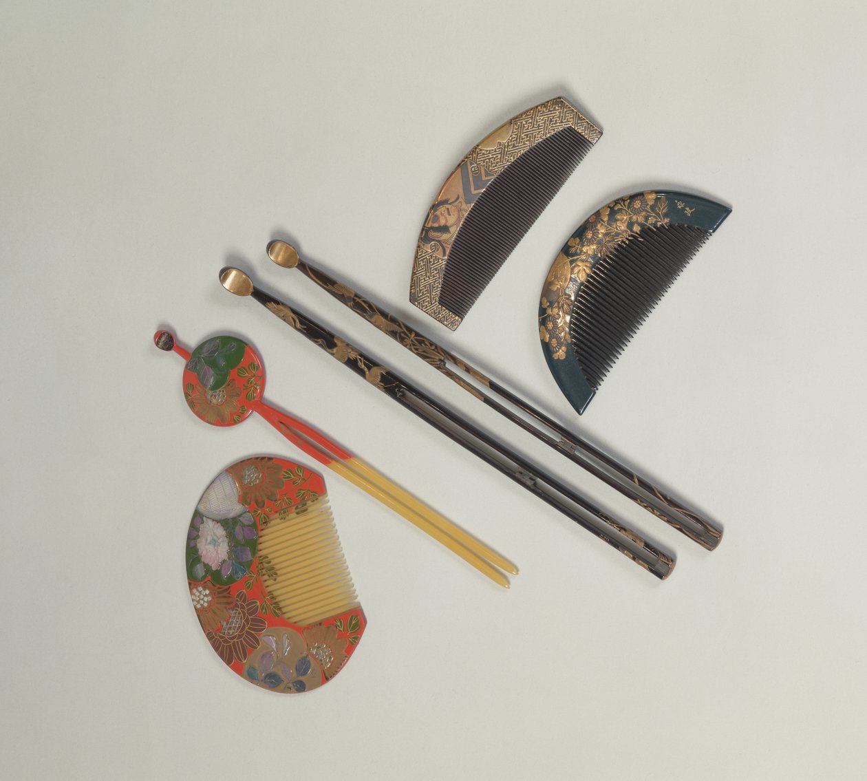 Två uppsättningar hårnålar och kammar, 1700- eller 1800-tals Edo-period (lack) av Japanese School