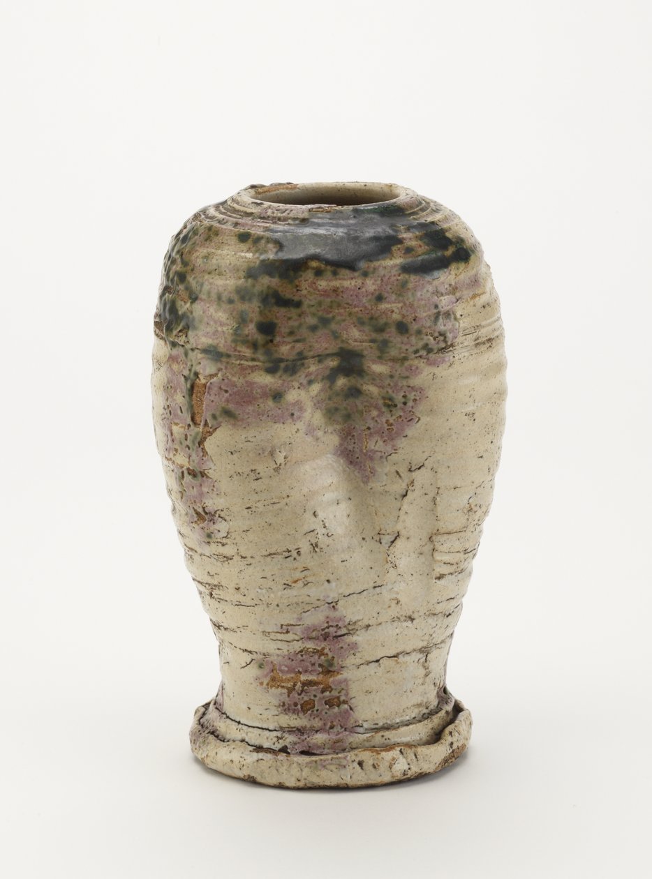 Vas i Oribe-stil, troligen Seto ware 1800-80 (stengods med fältspatisk glasyr och koppargrön glasyr (delvis felbränd till röd)) av Japanese School