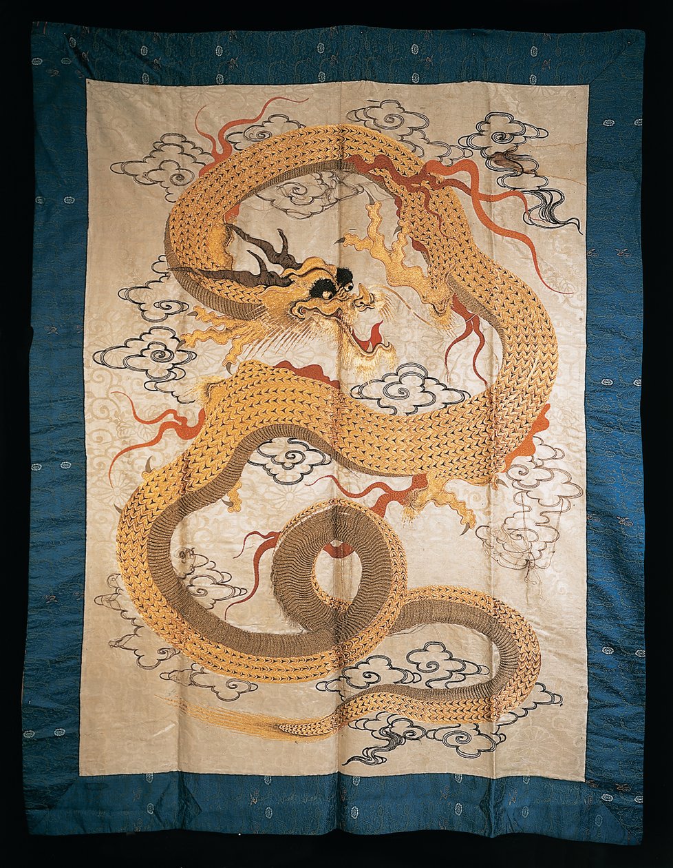 Väggbonad broderad med en vridande förgylld drake bland moln, sent 1800-tal av Japanese School