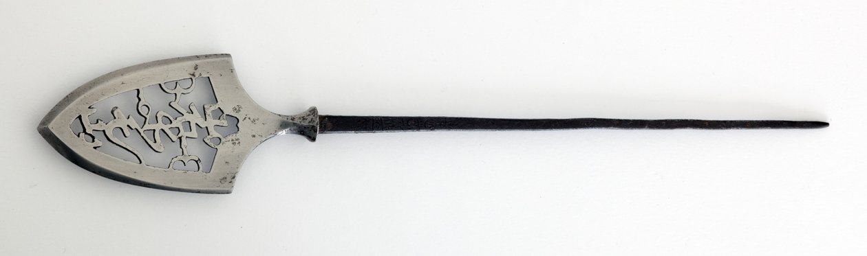 Yanone (pilspets) av platt typ (hirane), med genomborrad design av tecken som betecknar berg, sten och vatten (stål) av Japanese School