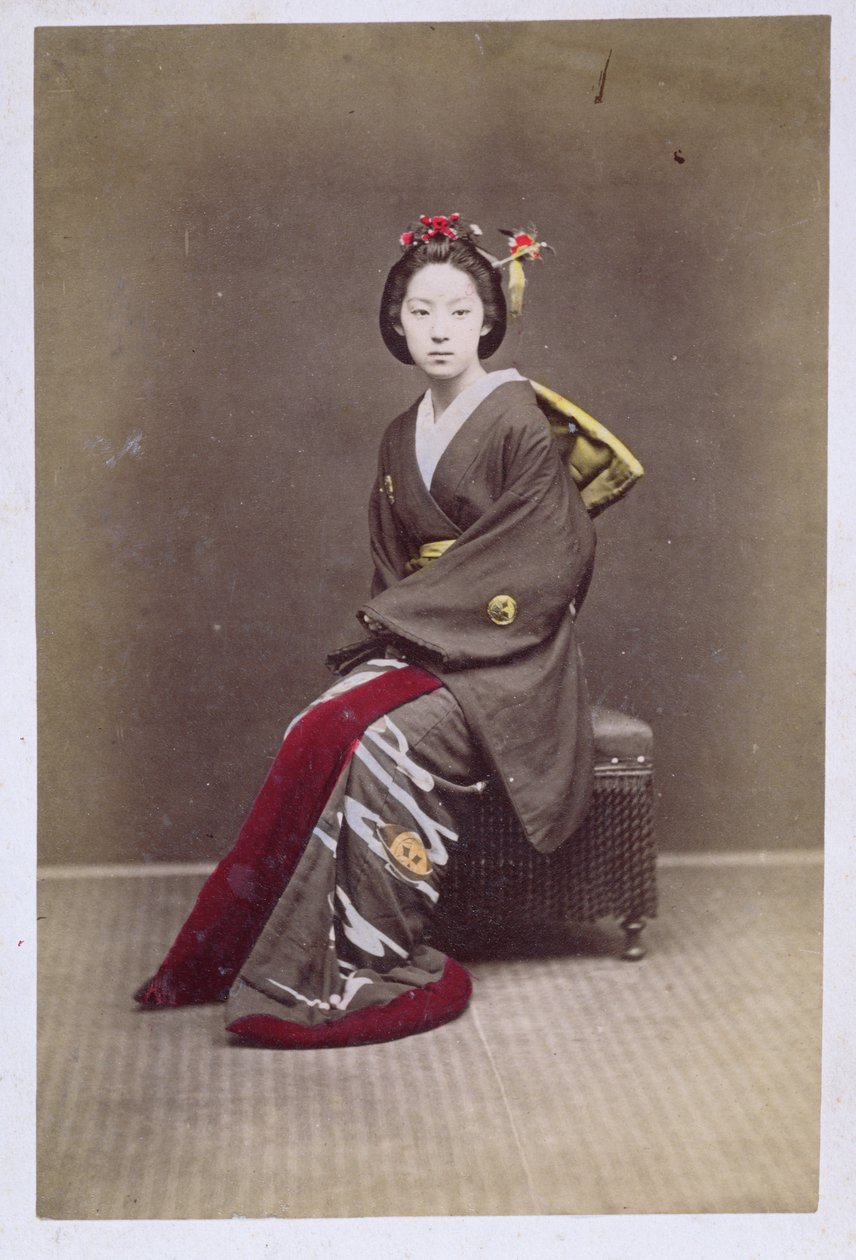 Ung flicka i en kimono, ca 1860-70 (handfärgat foto) av Japanese School