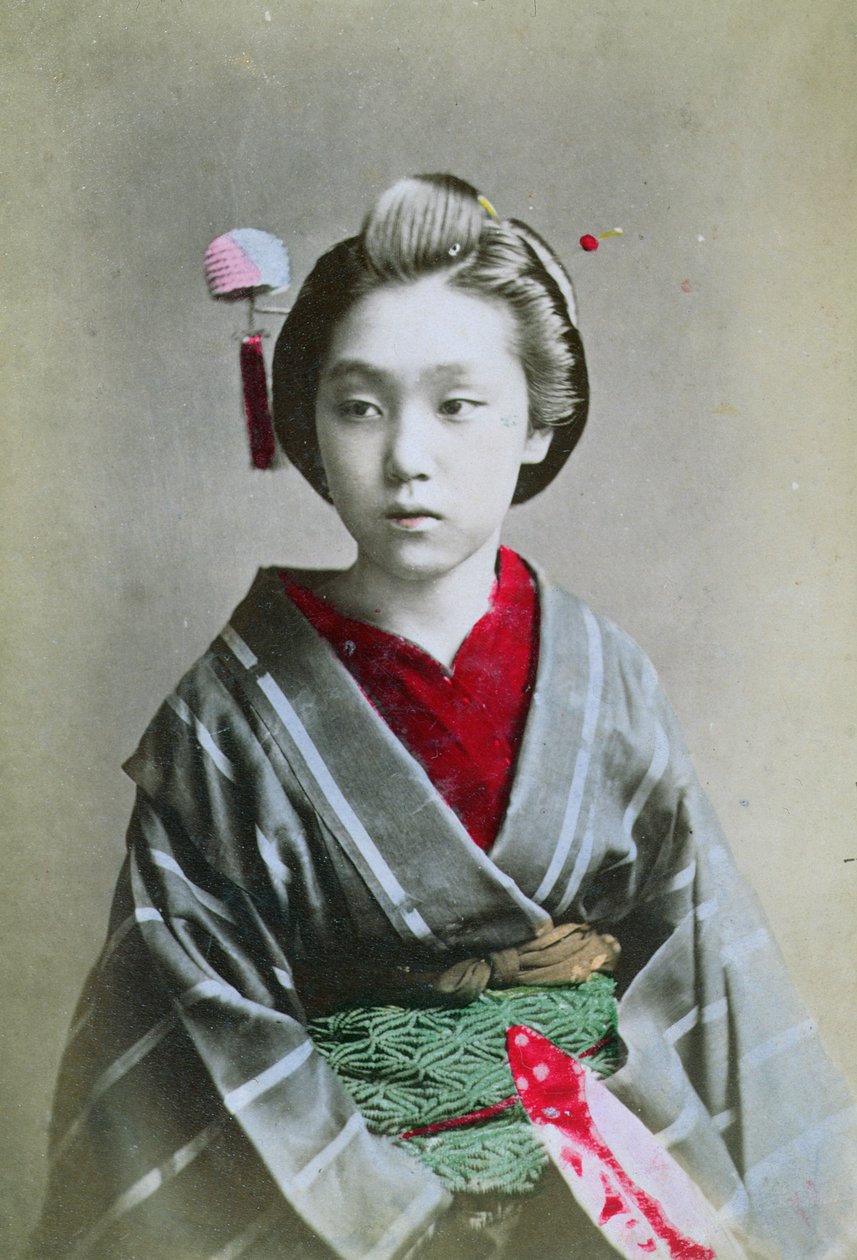 Ung flicka i en kimono, ca 1860-70 (handfärgat foto) av Japanese School