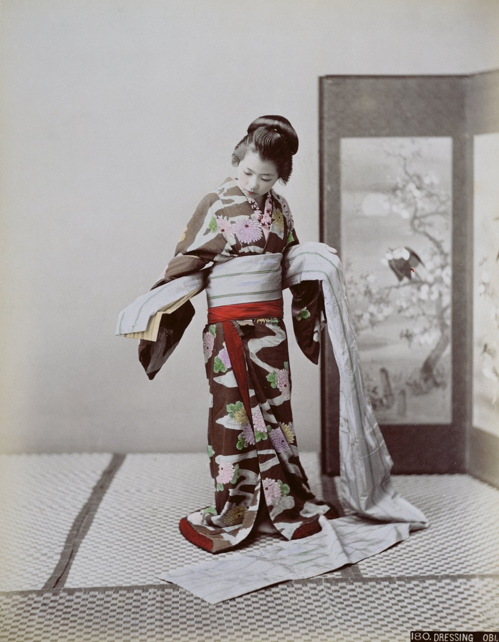 Ung japansk flickdressing, sent 1800-tal (handfärgat foto) av Japanese School