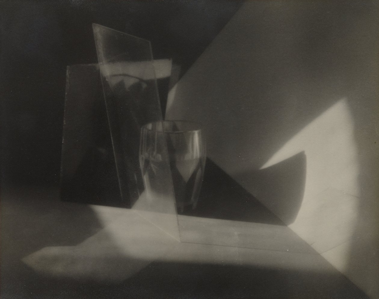 [Still-Life Abstraction], c.1923 (silvertryck av gelatin) av Jaromir Funke