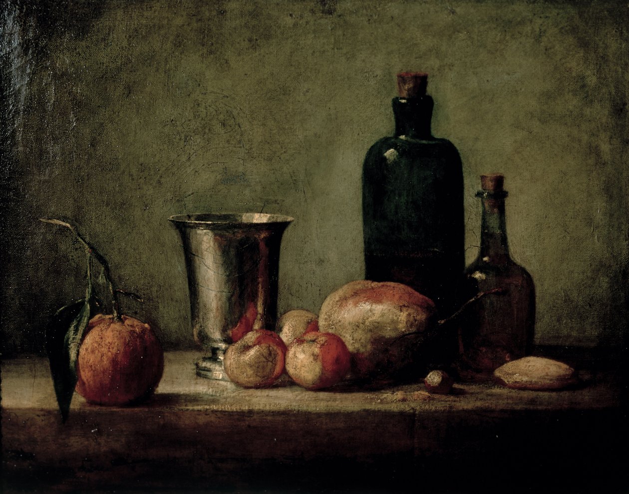 Stilleben med silverbägare, frukt och flaskor på ett bord av Jean Baptiste Simeon Chardin