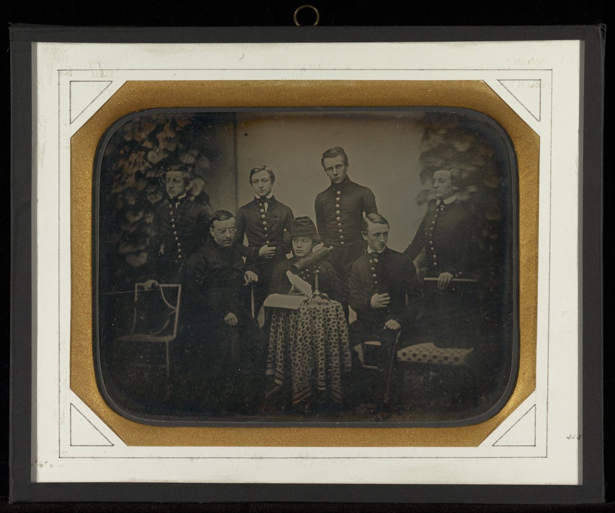 (Portrait of six boys in military school uniforms with their headmaster at Beaulieu) av Jean Gabriel Eynard