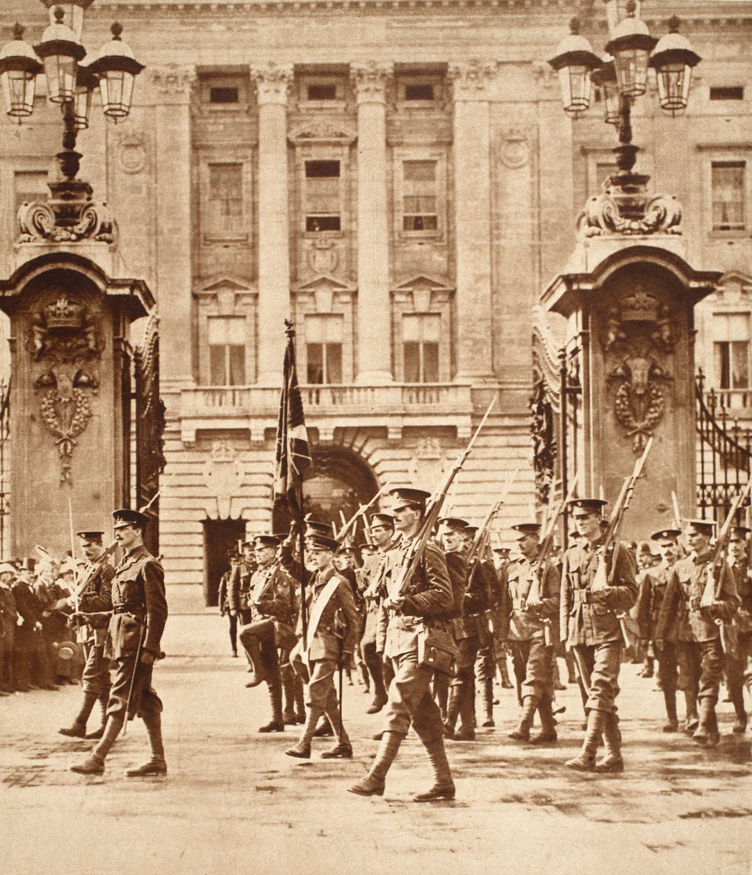 Kung Edward VIII bär färgen på Buckingham Palace, när han fick uppdraget i Grenadier Guards, 1914 av Jean Gaspard Lavater