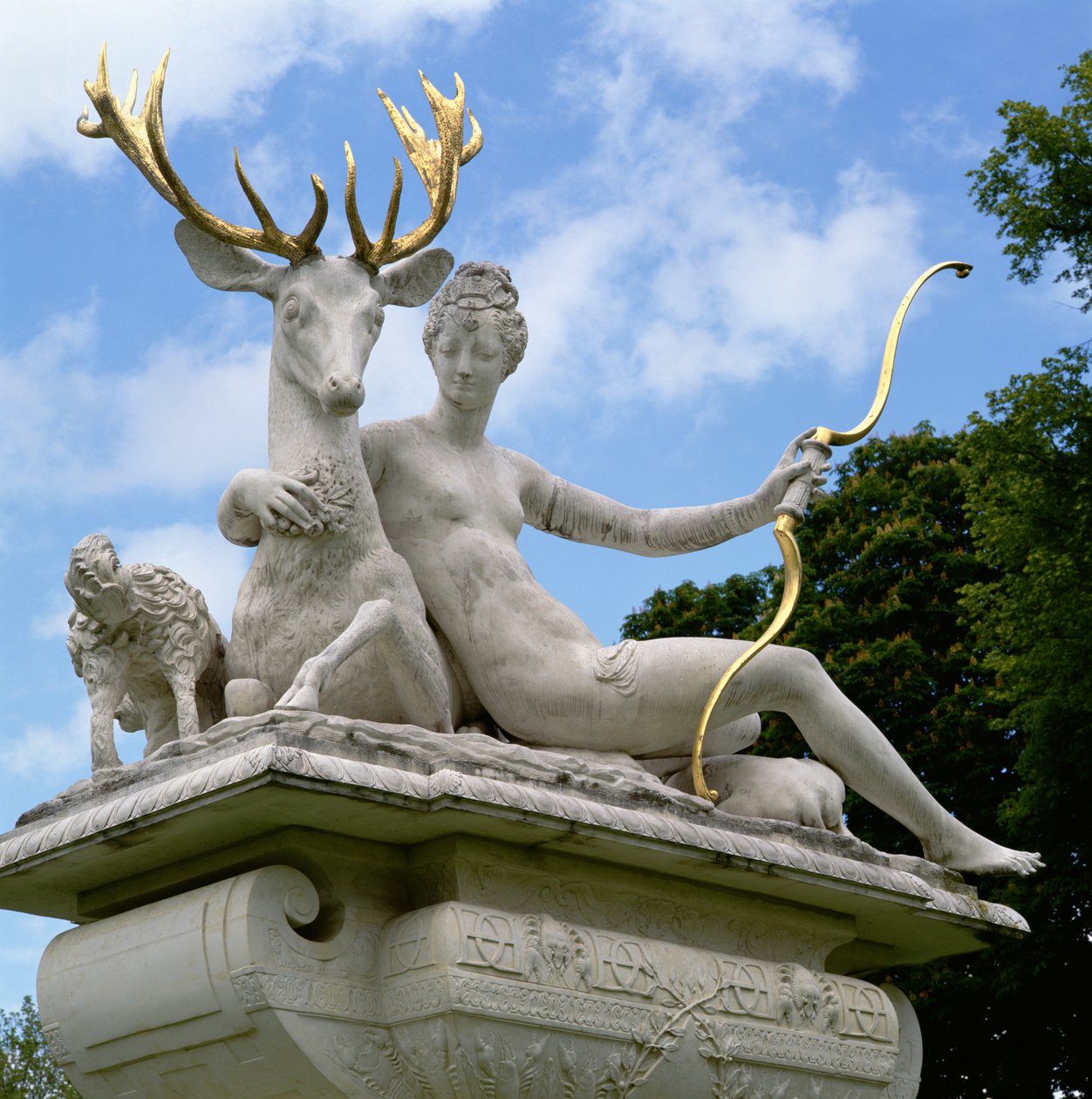 Diane de Poitiers (1499-1566) som Diana på en hjort (marmor och brons) av Jean Goujon