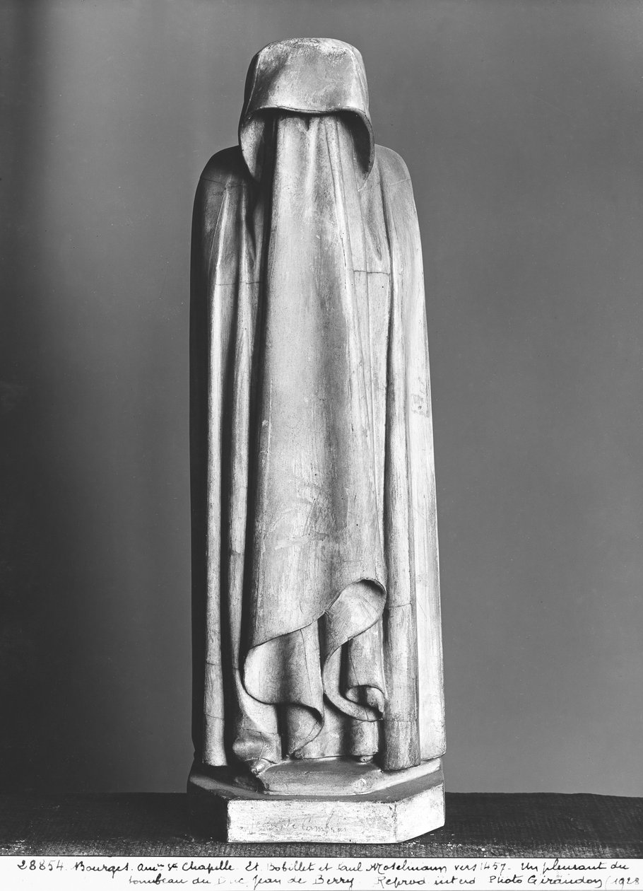 Slöjdad sörjande som döljer sitt ansikte bakom sina beslöjade händer, från hertig Jean de Berrys (1340-1416) grav före 1438 (marmor). av Jean de Cambrai