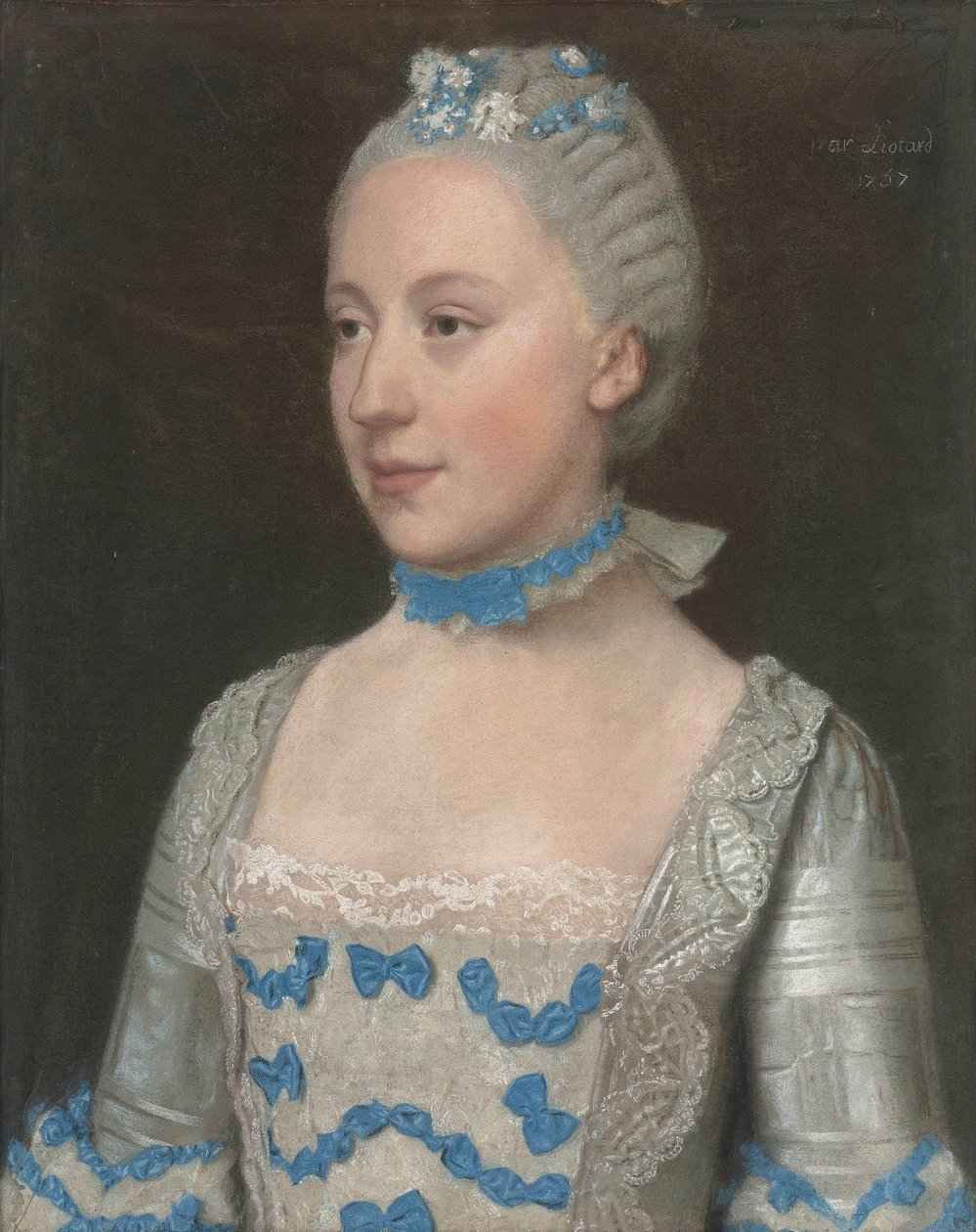 Portrait de Madame Saint-Pol, demi-longueur, dans une robe bleu clair orné de nœuds de soie bleu et blanc en dentelle av Jean Étienne Liotard