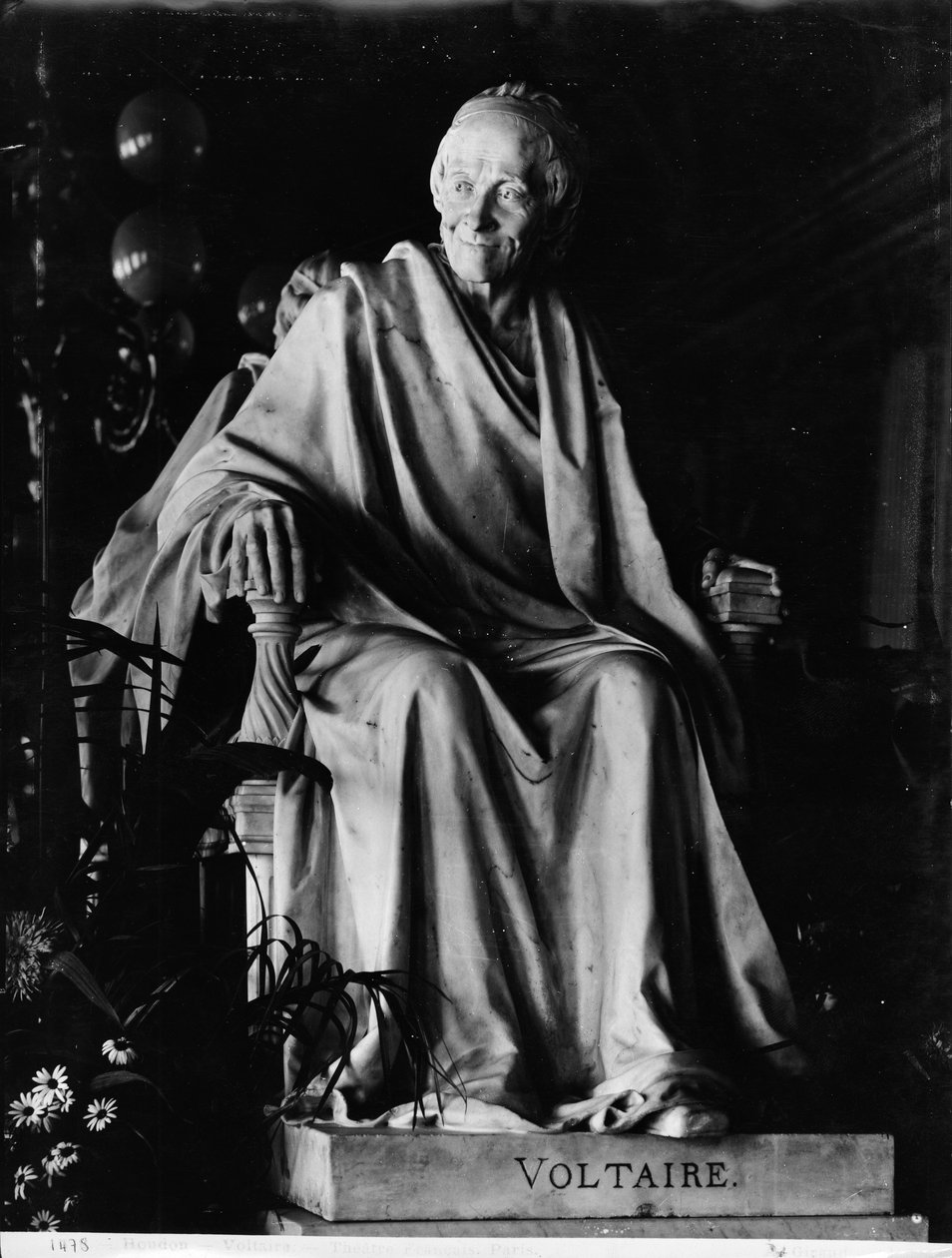 Sittande skulptur av Voltaire (1694-1778) (marmor) av Jean Antoine Houdon