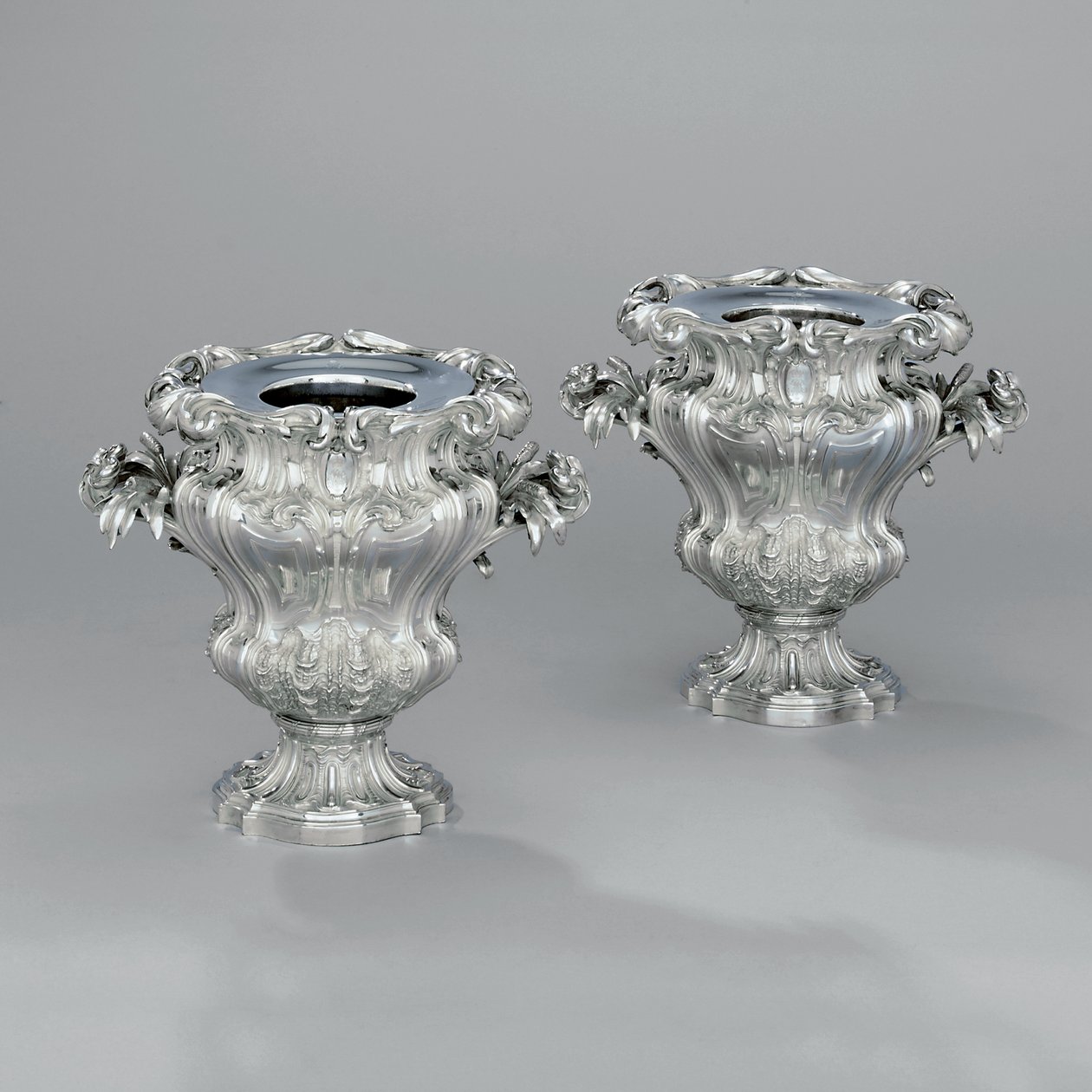 Ett par urnformade vinkylare med bladrullar och bullrushhandtag, ca 1880 (silver) av Jean Baptiste Gustave Odiot