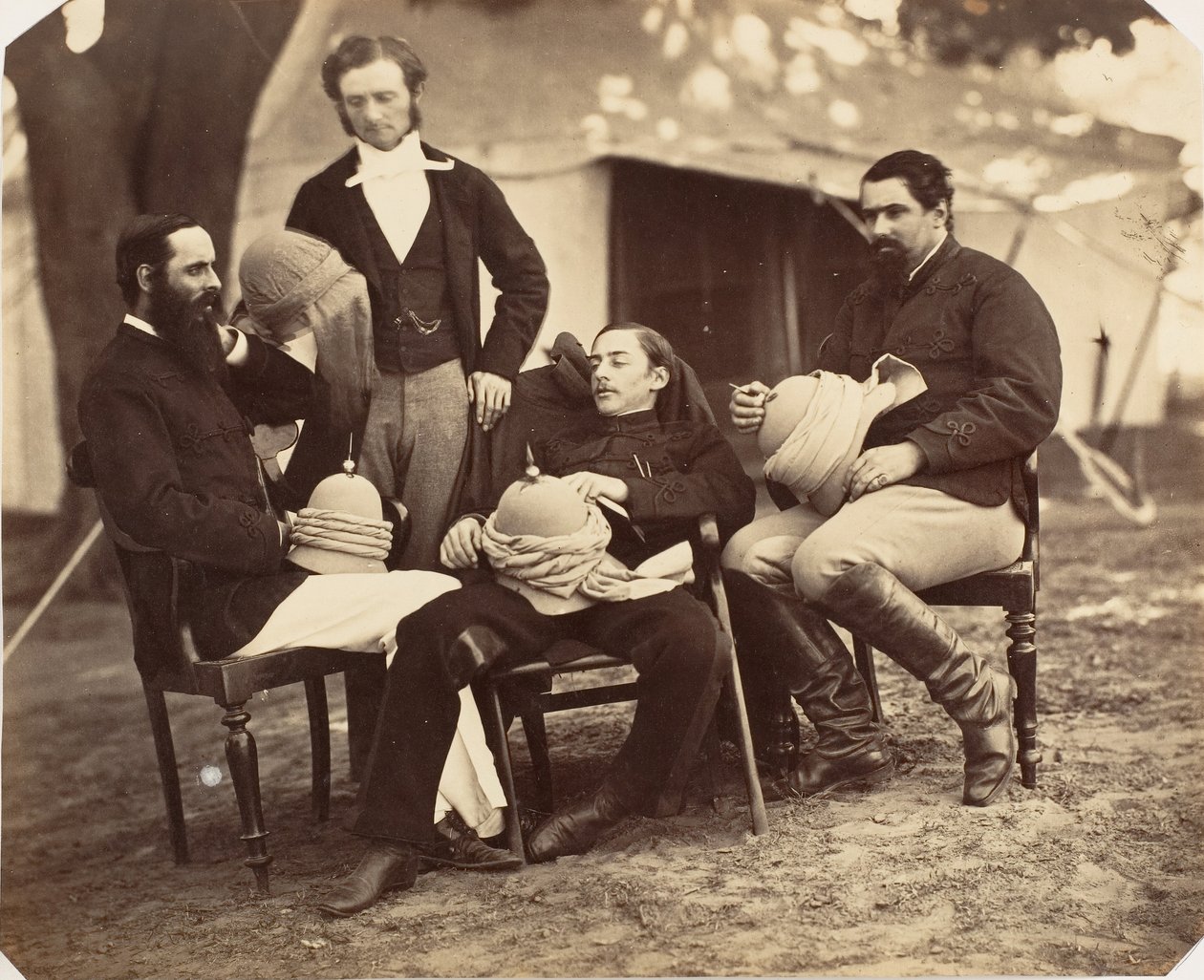 [Gruppporträtt vid generalguvernörens läger, L-R: Maj. Walters, Regeringen..., 1858-61. av Jean Baptiste Oscar Mallitte