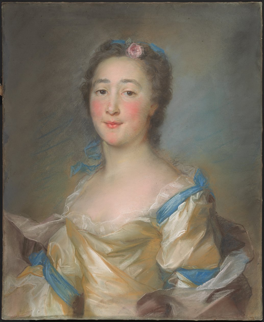 En ung dam i en gul klänning med blå band av Jean Baptiste Perronneau