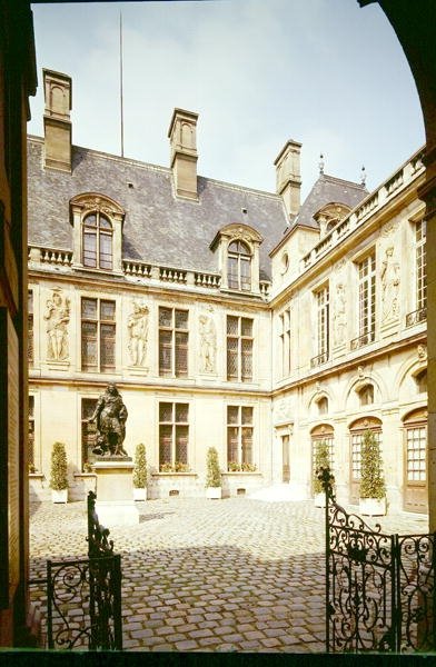 Utsikt över Cour dHonneur på Hotel Carnavalet, byggt ca 1545 av Jean Bullant