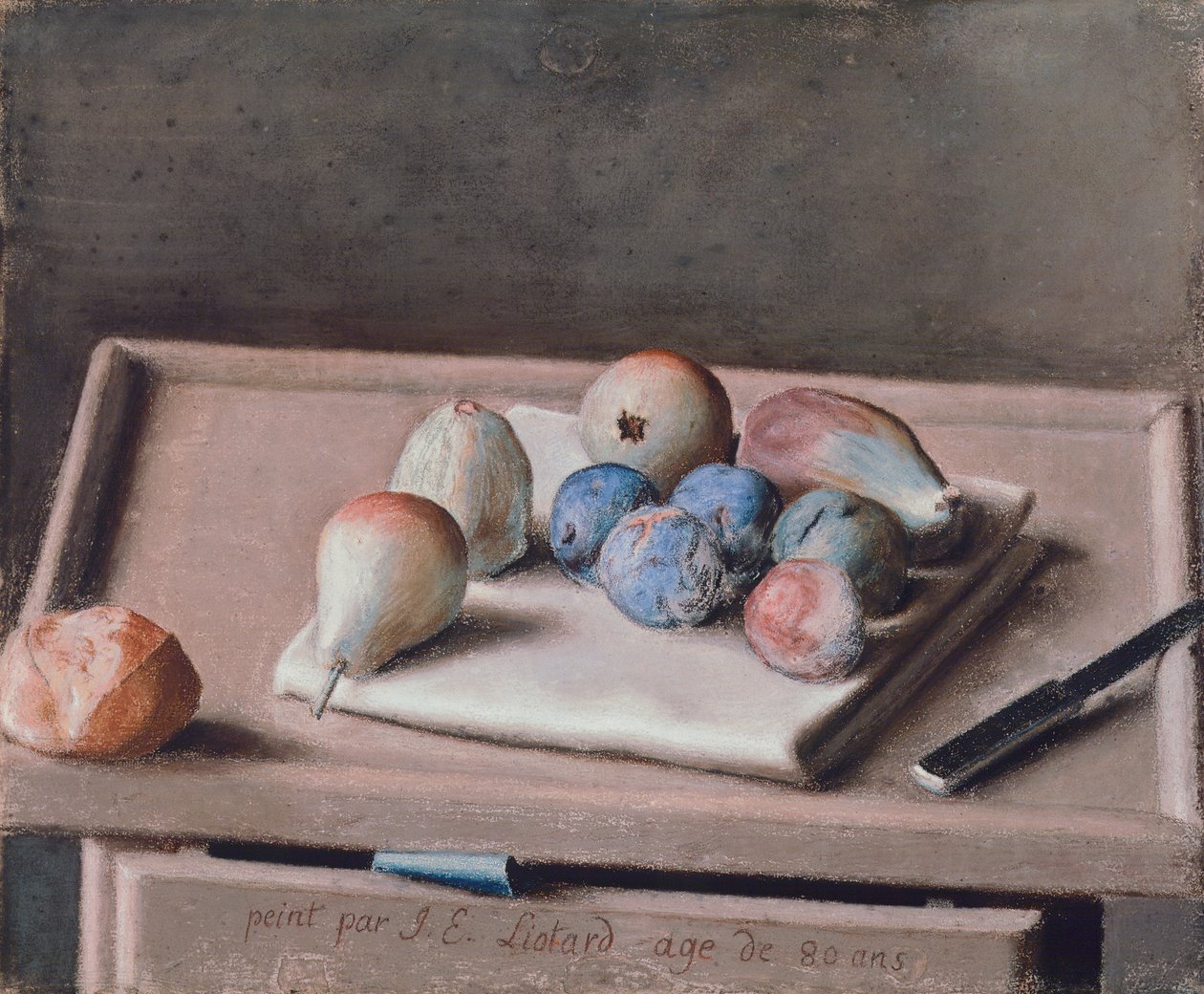 Stilleben med päron, fikon, katrinplommon, brödrulle och kniv på bordet av Jean Étienne Liotard