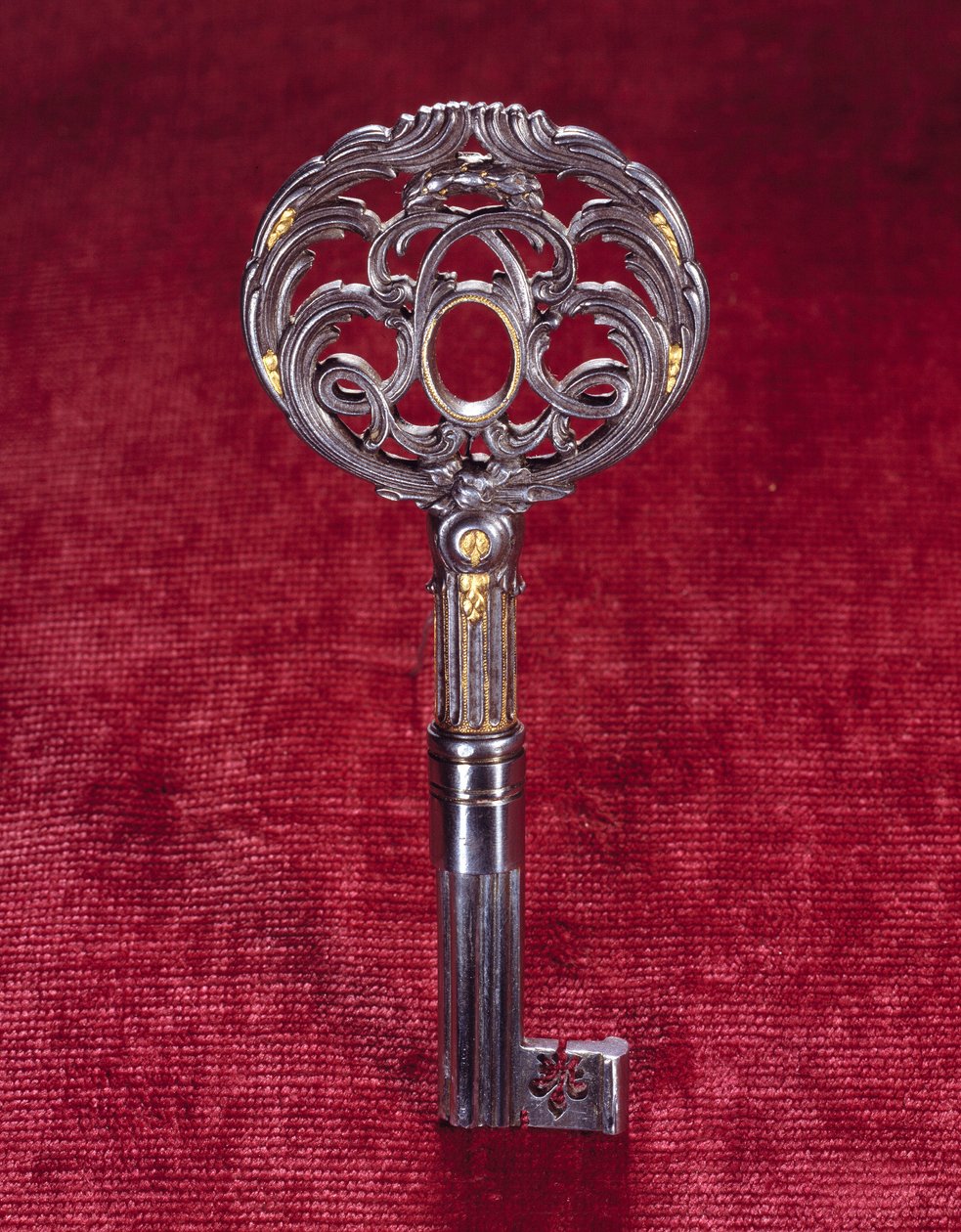 Kung Ludvig XV:s kontorsnyckel, dubbelt "L" inskrivet i en cirkel. Tillverkad av Jean Francois Oeben (1721-1763) av Jean Francois Oeben