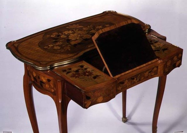 Mekaniskt skrivbord, ca 1760 (fanerad ek och förgylld brons) av Jean Francois Oeben