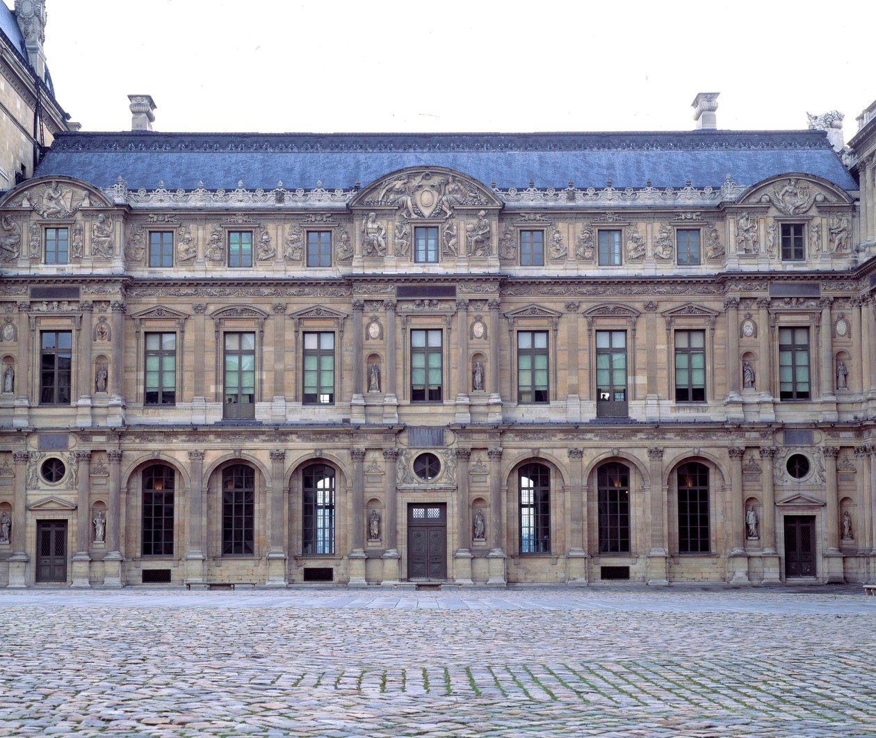 Louvrens fyrkantiga innergård, Louvrens fasad av Henri II (1546-1551), skulpturer av Jean Goujon (1510-1567) 1551 Paris, Louvren av Jean Goujon