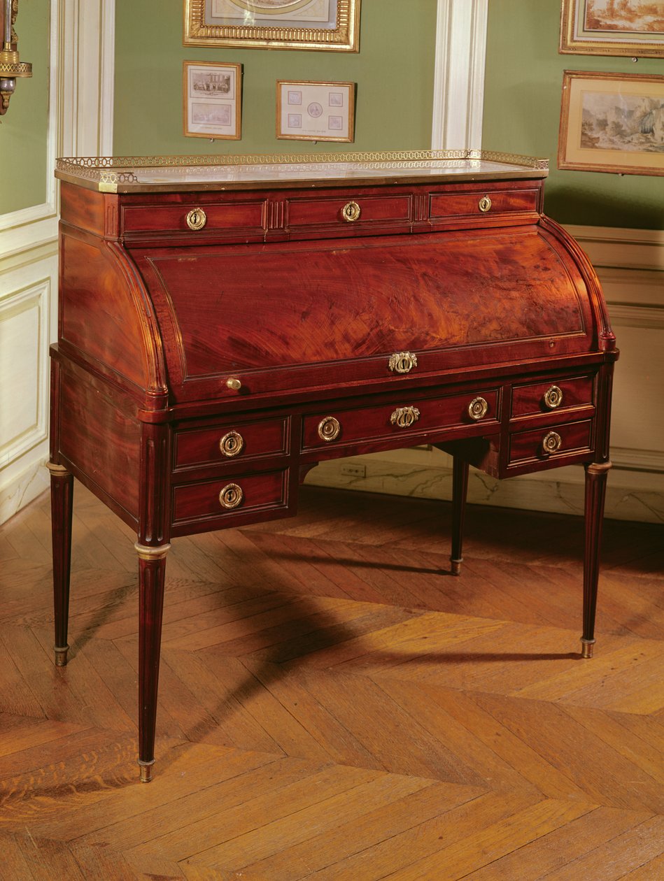 Louis XVI cylinder-top mahogny-fanered Bureau med förgyllda brons fästen, Carrara marmor topp flankerad av kandelaber (mahogny trä, marmor och förgylld brons) av Jean Henri Riesener