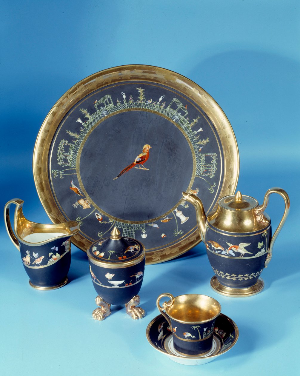 Cabaret med rund bricka. Tillverkad på Dagotyfabriken omkring 1810. Sevres. Porslinstillverkning av Jean Paul Laurens