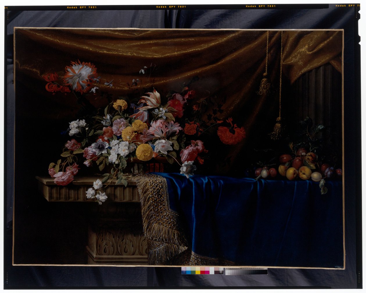 Ett stilleben av en korg med blommor och en frukthög på ett skulpterat stenbord av Jean Picart