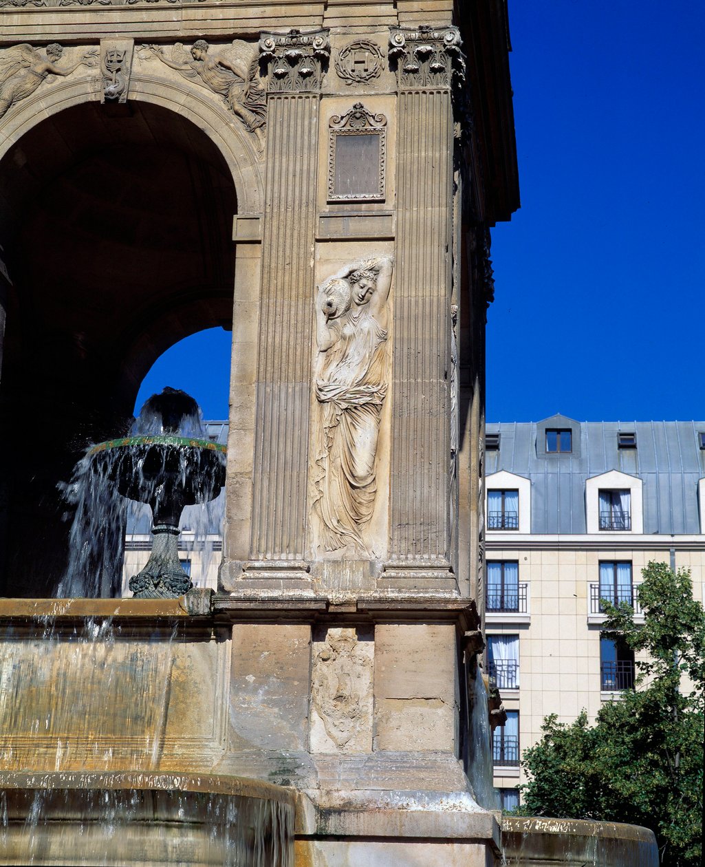 Arkitektur: detalj av de oskyldigas fontän som representerar nymferna. Designad av arkitekterna Jean Goujon, Augustin Pajou och Pierre Lescot. 1546-1549. Place Joachim du Bellay, Paris. av Jean and Lescot Pierre Goujon