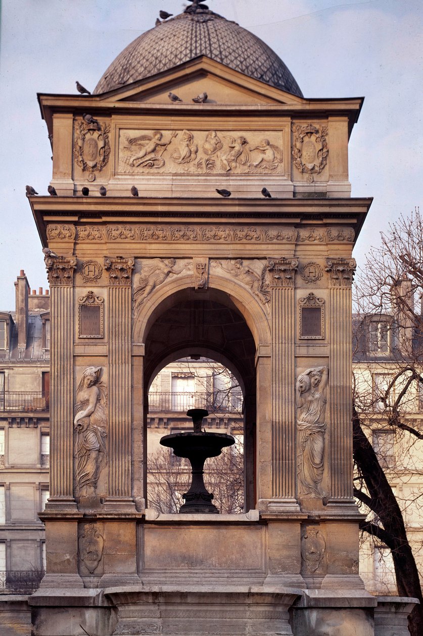 Arkitektur: utsikt över de oskyldigas fontän. Designad av arkitekterna Jean Goujon, Augustin Pajou och Pierre Lescot. 1546-1549. Place Joachim du Bellay, Paris. av Jean and Lescot Pierre Goujon
