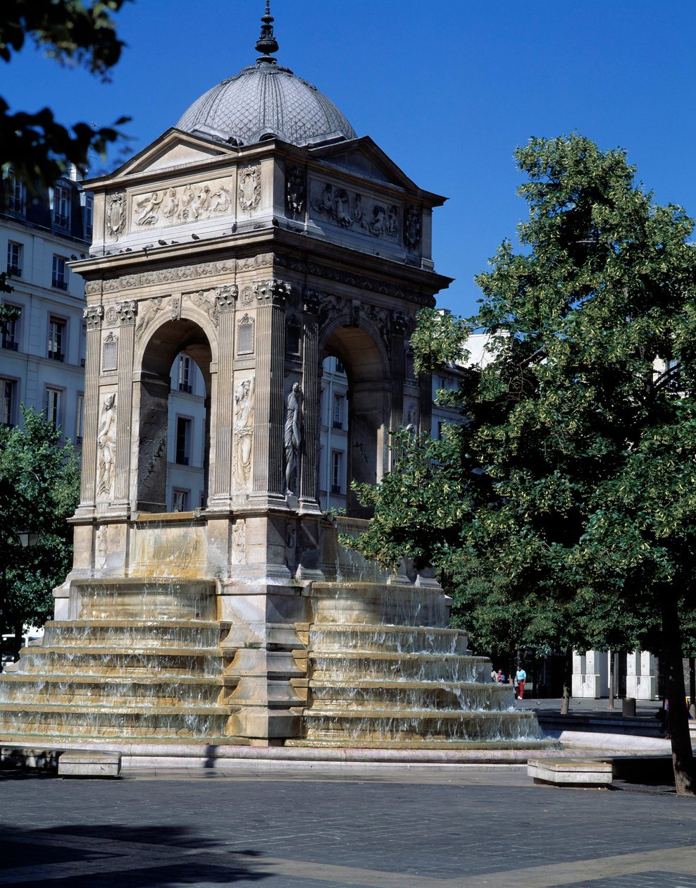 Arkitektur: utsikt över de oskyldigas fontän. Designad av arkitekterna Jean Goujon, Augustin Pajou och Pierre Lescot. 1546-1549. Place Joachim du Bellay, Paris. av Jean and Lescot Pierre Goujon