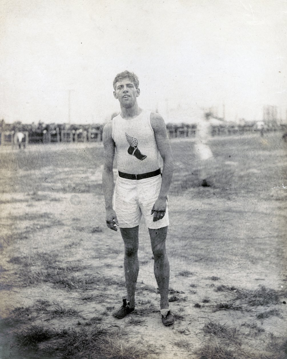 H.L. Hillman of the New York Athletic Club, standing and facing the camera av Jessie Tarbox Beals