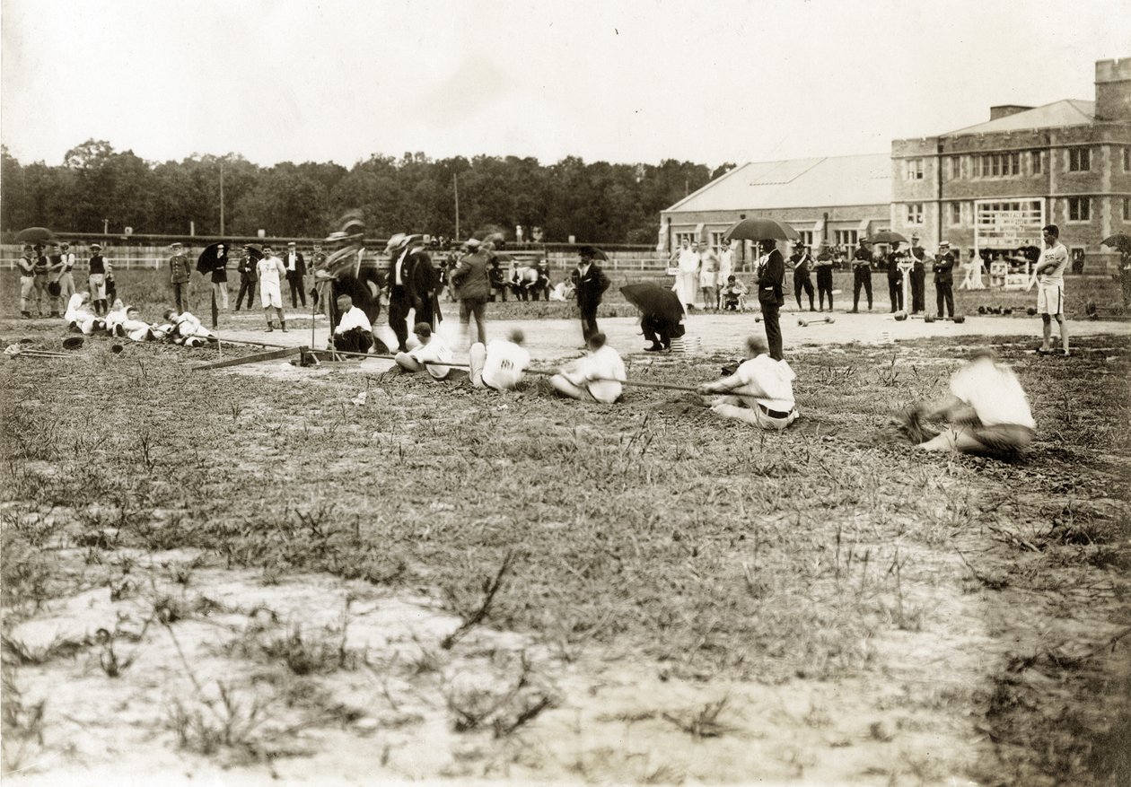 Horizontal photograph of two teams competing at tug of war av Jessie Tarbox Beals