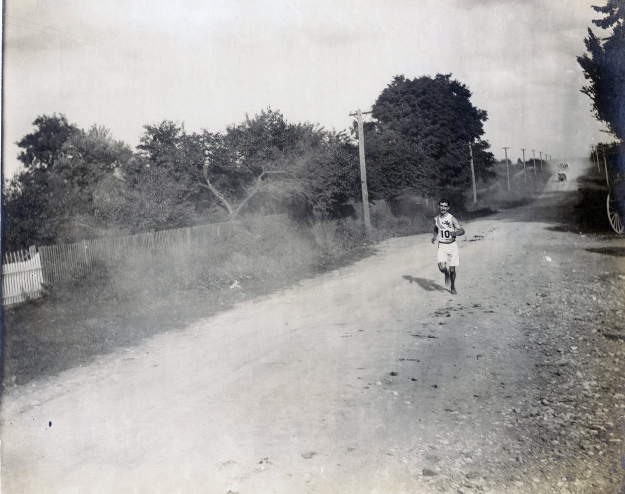 Sam Mellor of the Mohawk Athletic Club  running alone, along the dirt road, in the Marathon Race at the 1904 Olympics av Jessie Tarbox Beals