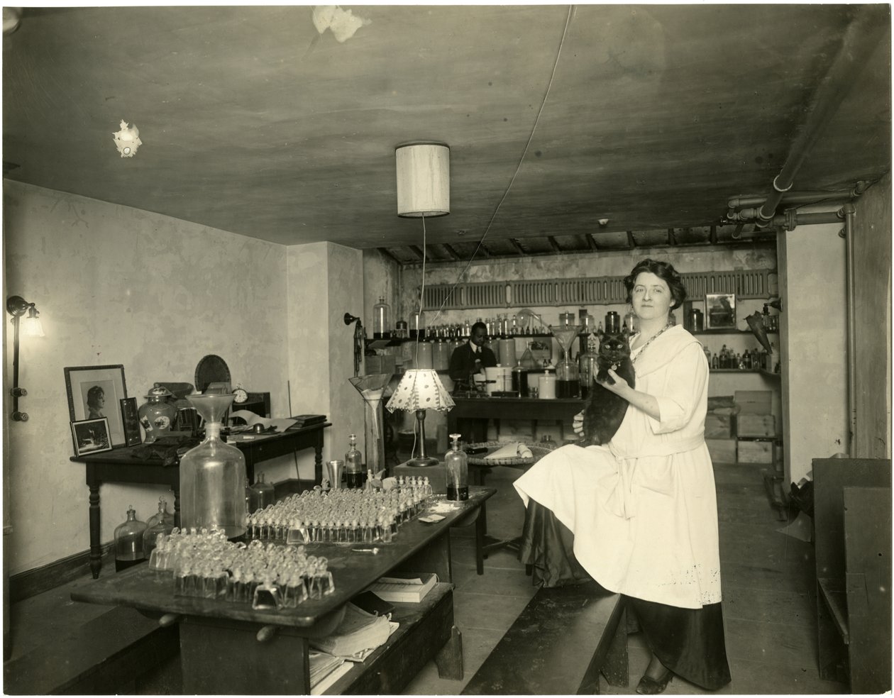 Ann Haviland, parfymör, ca 1915-28 av Jessie Tarbox Beals