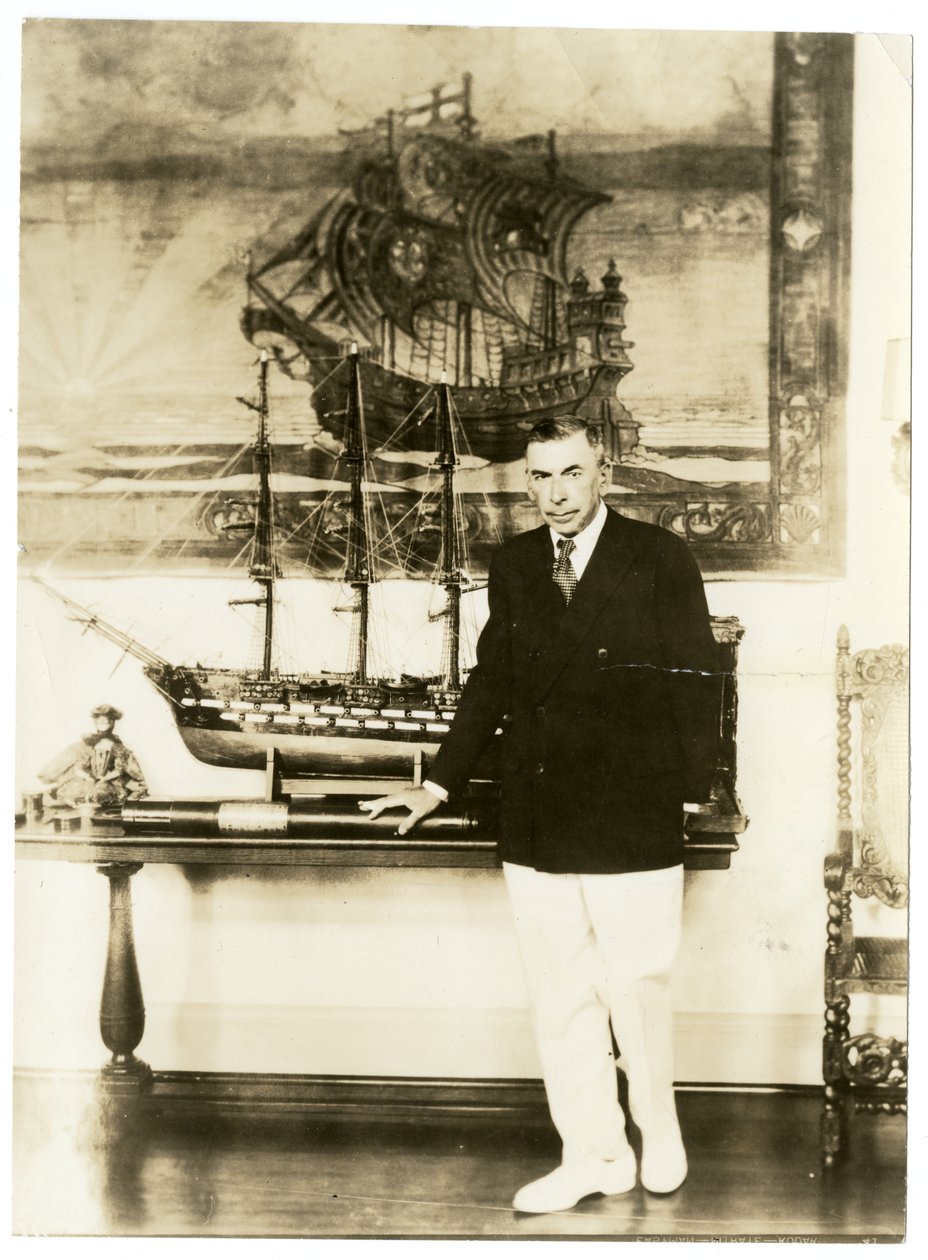 Booth Tarkington, ca 1920-28 (foto av gelatinsilver) av Jessie Tarbox Beals