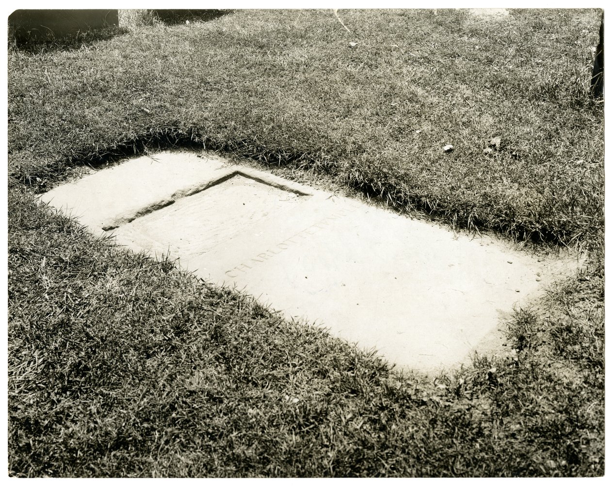 Charlotte Temple gravsten i Trinity Churchyard, New York, USA, ca 1905-25 (foto av gelatinsilver) av Jessie Tarbox Beals