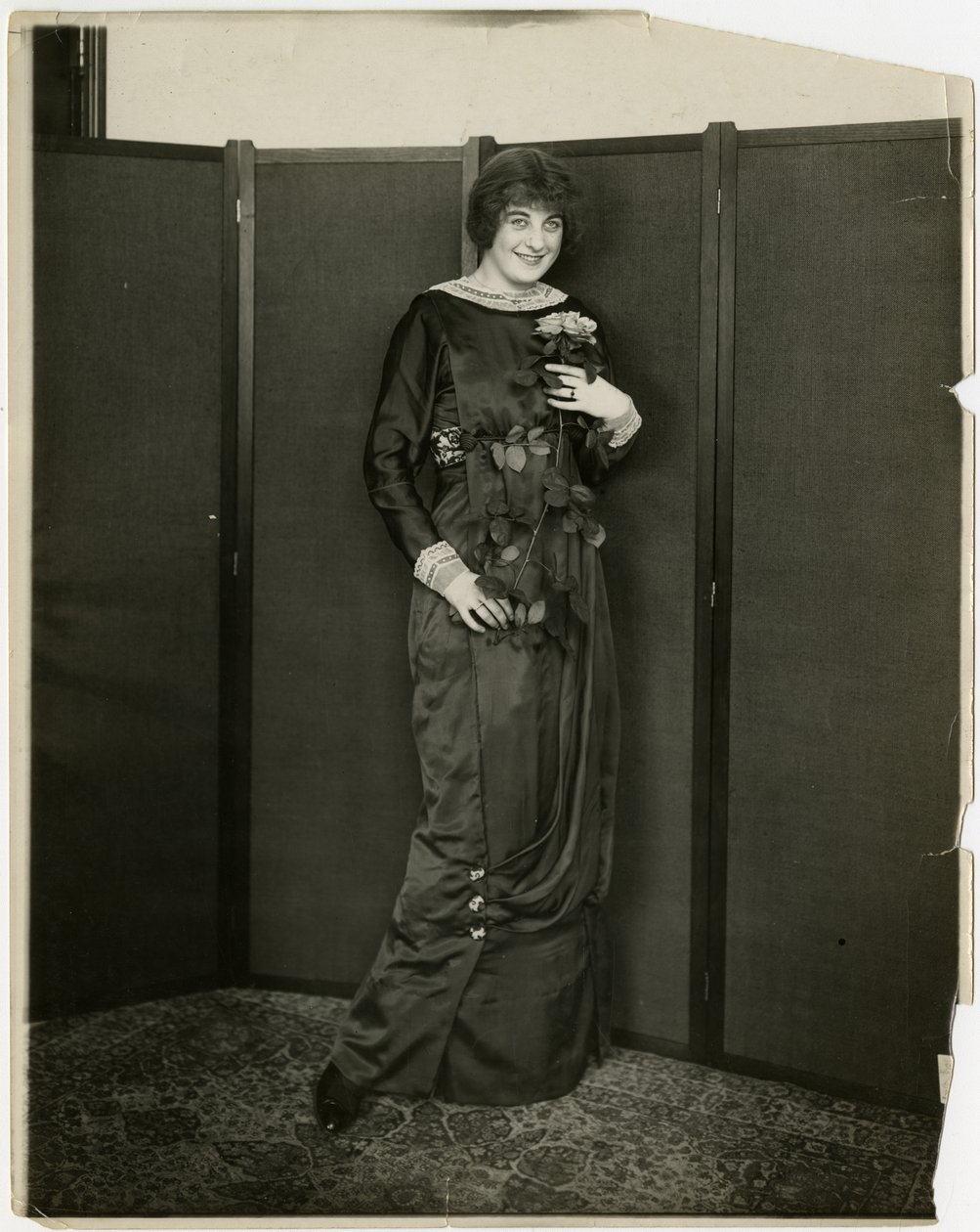 Klänning, draperad, gimbels, ca 1905-18 (gelatinsilverfoto) av Jessie Tarbox Beals
