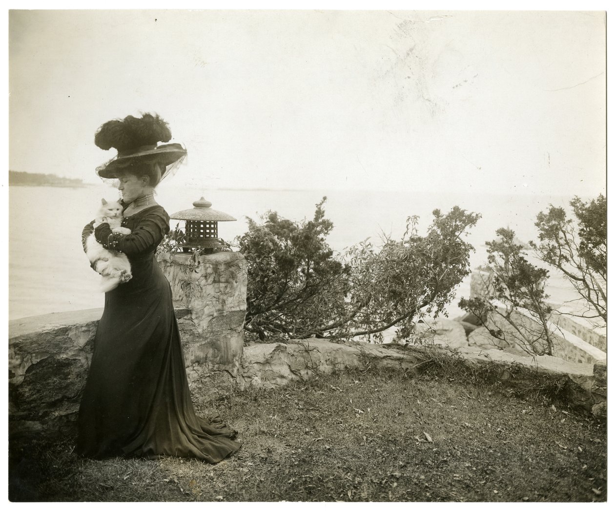 Ella Wheeler Wilcox på Sound Beach, Conn, ca 1905-11 (gelatinsilverfoto) av Jessie Tarbox Beals