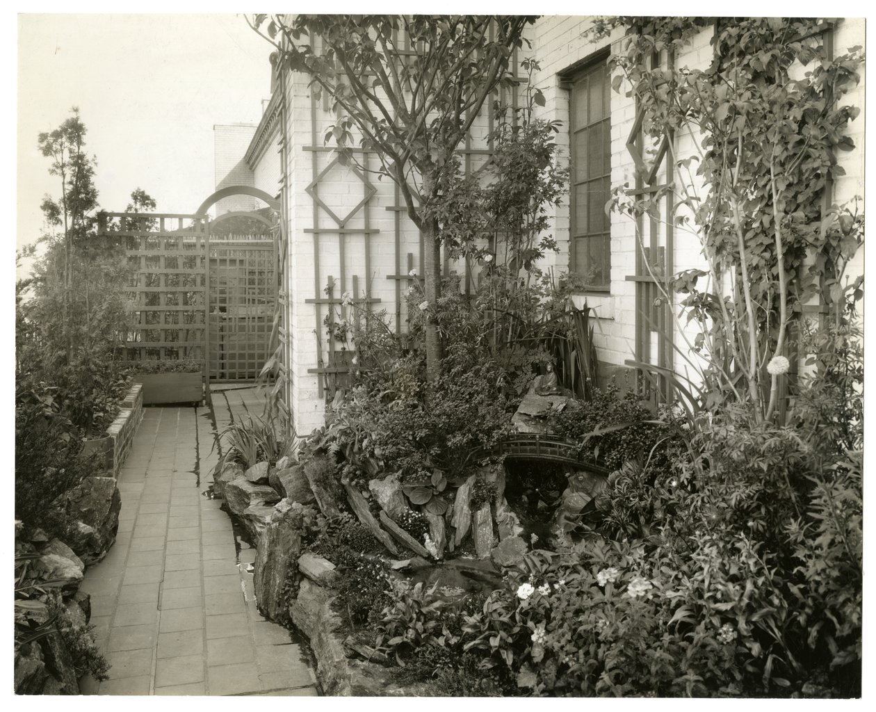 Regina Jais trädgård, ca 1936-37 (gelatinsilverfoto) av Jessie Tarbox Beals