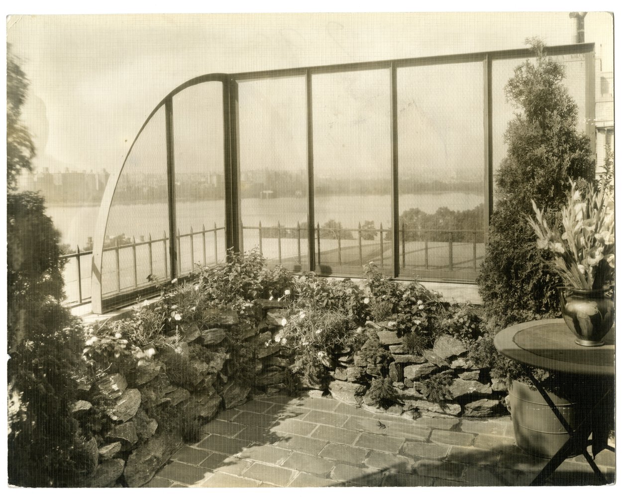 Fru Regina Jais trädgård, ca 1936-37 (foto av gelatinsilver) av Jessie Tarbox Beals