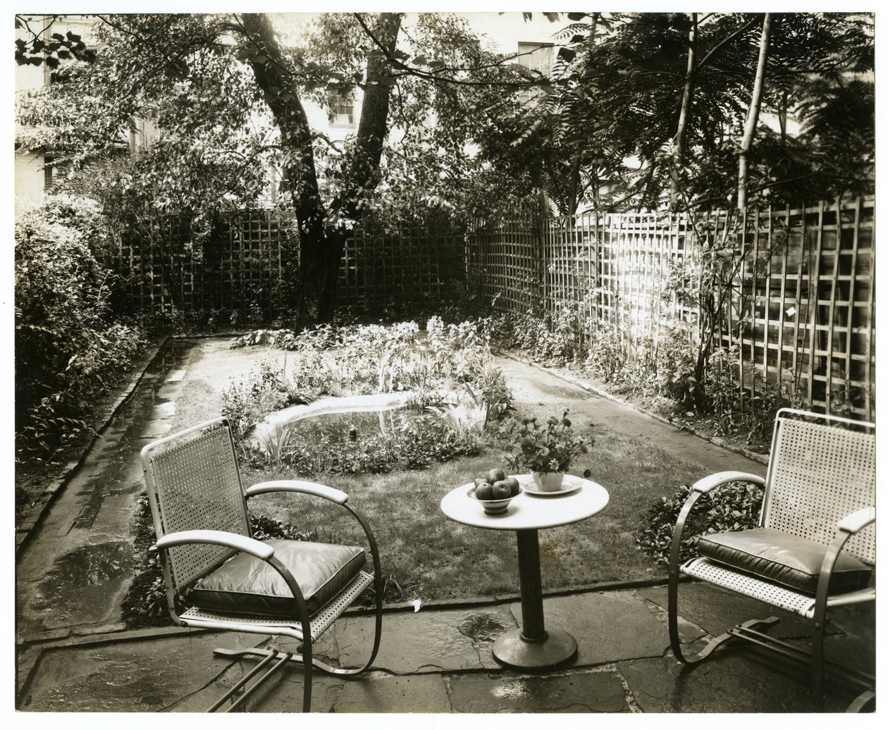 Garden of Mrs W H Wells 265 W 11th, Greenwich Village, New York, USA, ca 1936-37 (foto av gelatinsilver) av Jessie Tarbox Beals