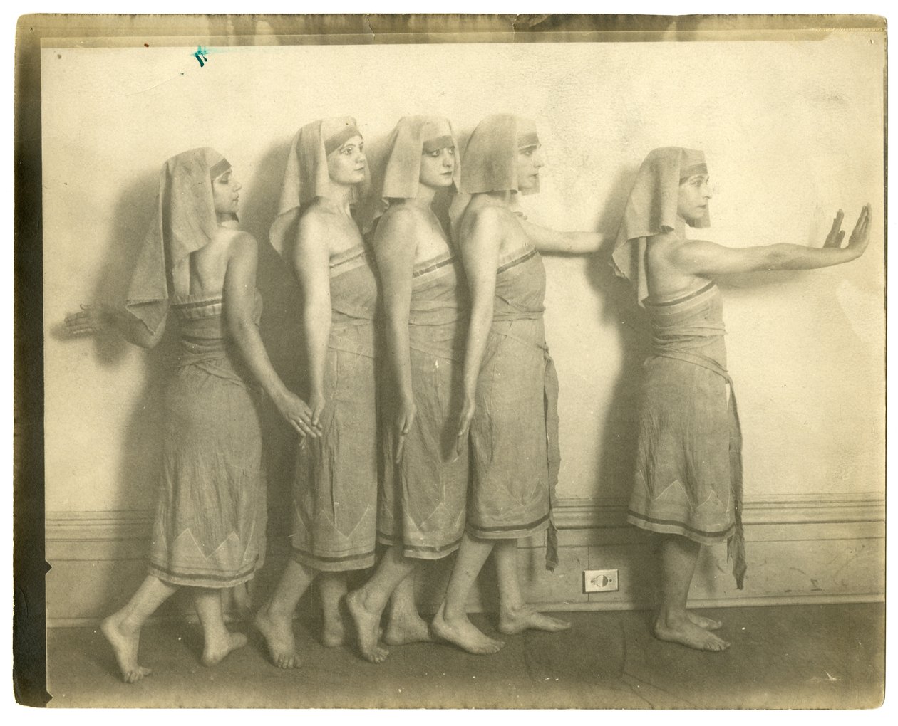 Förbereder sig för en byfest på Liberal Club, New York, USA, ca 1905-40 av Jessie Tarbox Beals