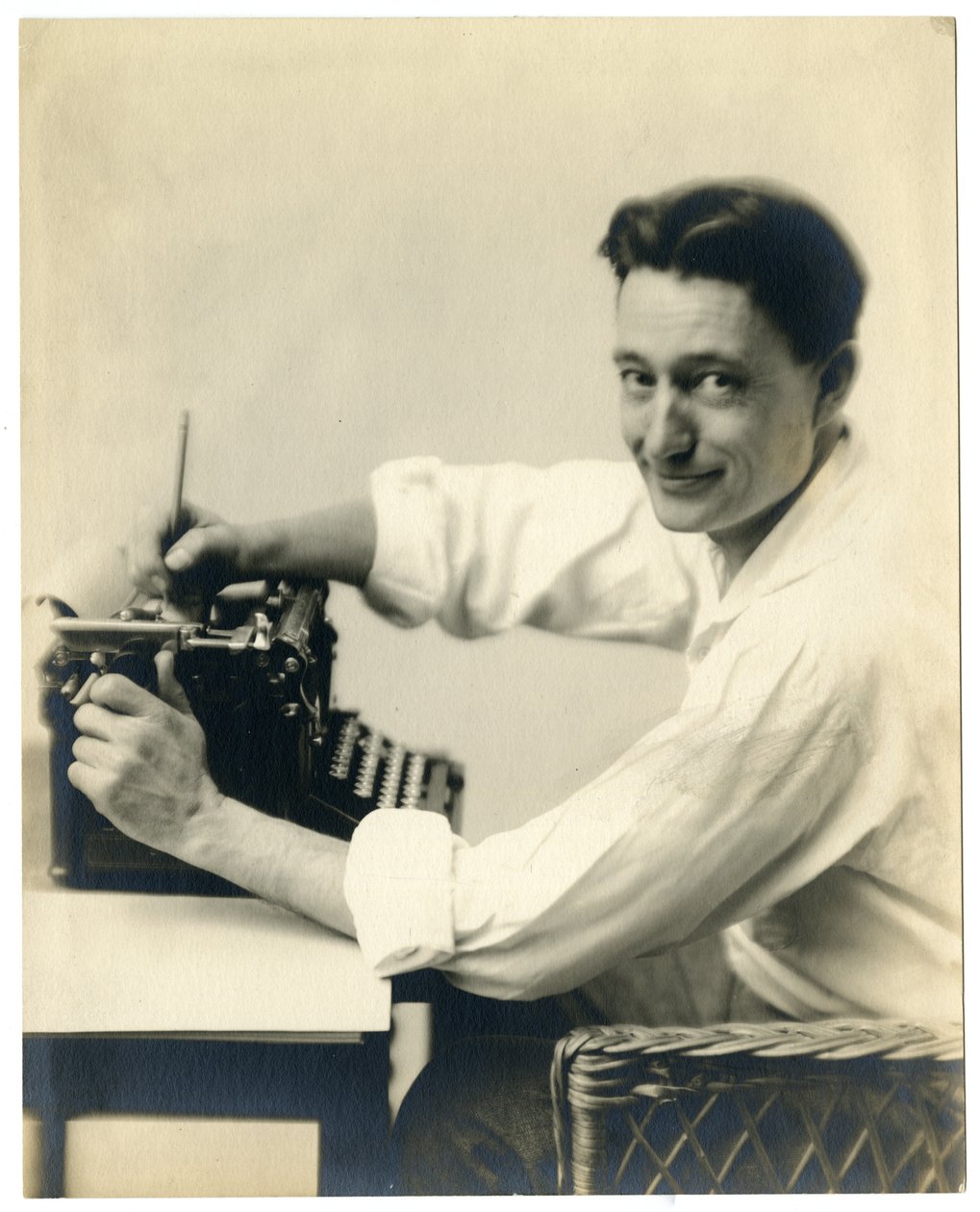 Henry Oyen vid skrivmaskin, ca 1905-21 av Jessie Tarbox Beals
