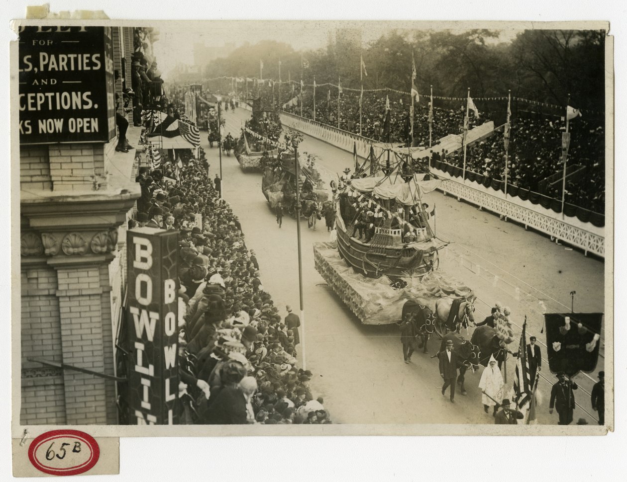 Historisk parad, Central Park West Half Moon Float nr 12 av Jessie Tarbox Beals
