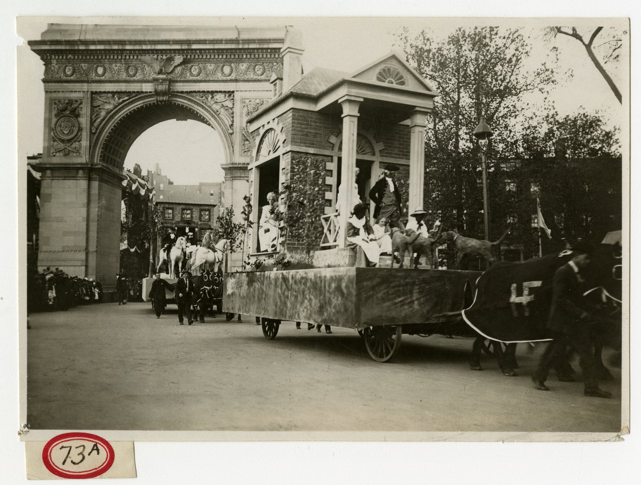 Historical Parade Colonial Home Float nr 27 av Jessie Tarbox Beals