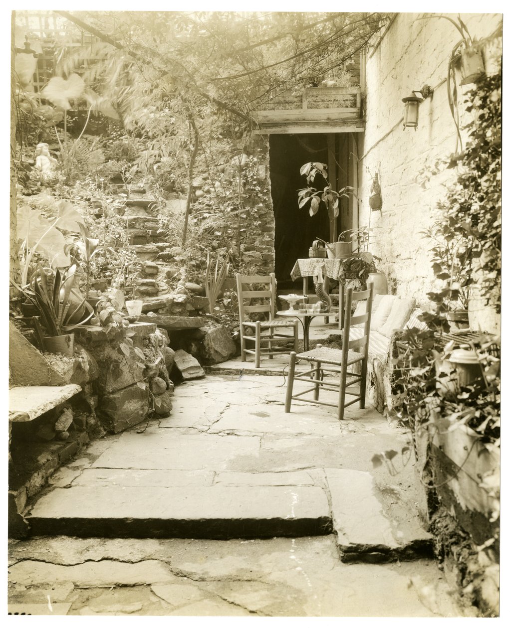 George & Mary Stonehills hem, konstnärer, Greenwich Village, New York, USA, ca 1936-37 (foto av gelatinsilver) av Jessie Tarbox Beals