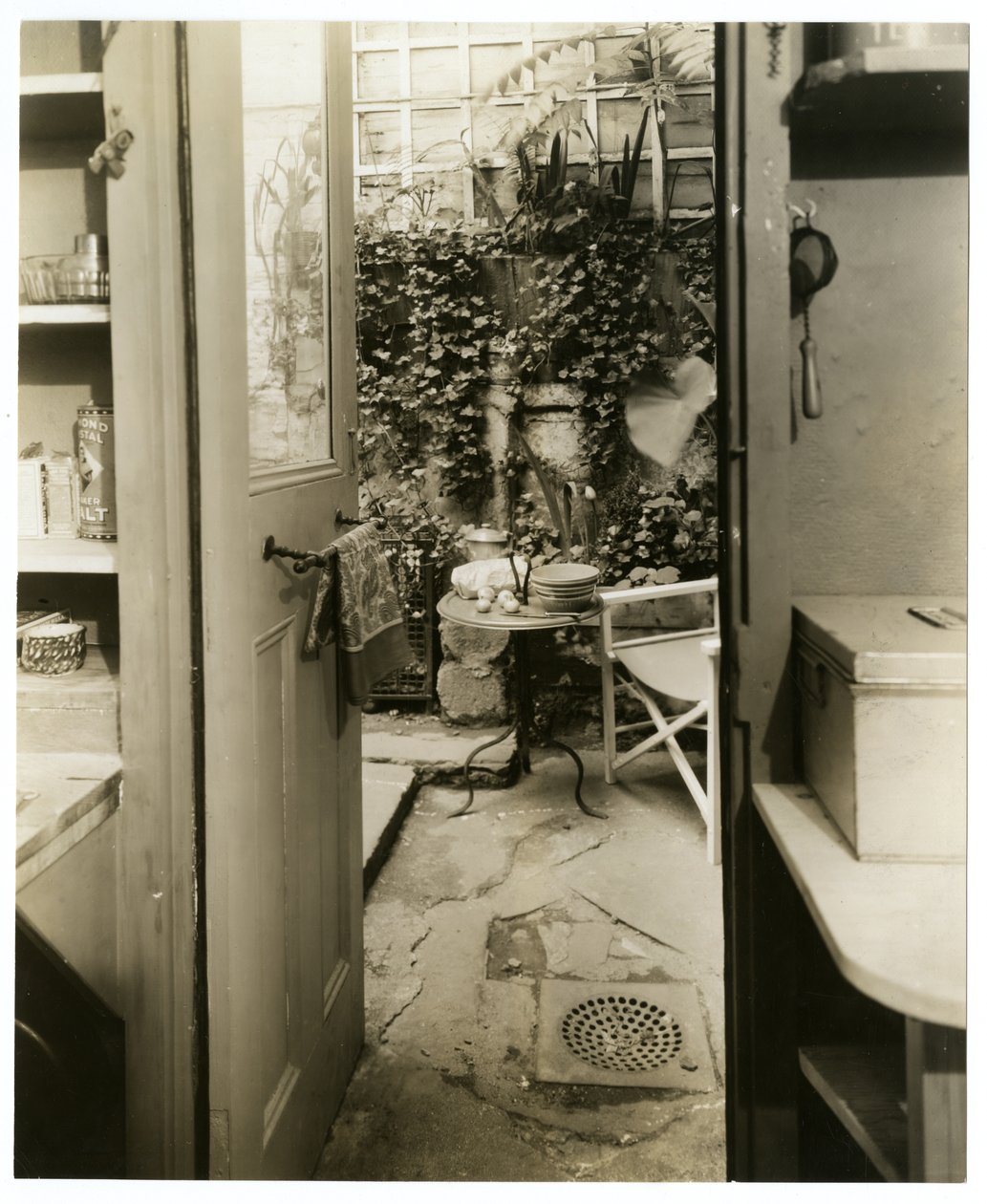 George & Mary Stonehills hem, konstnärer, utsikt från köksdörren, Greenwich Village, New York, USA, ca 1936-37 (foto av gelatinsilver) av Jessie Tarbox Beals