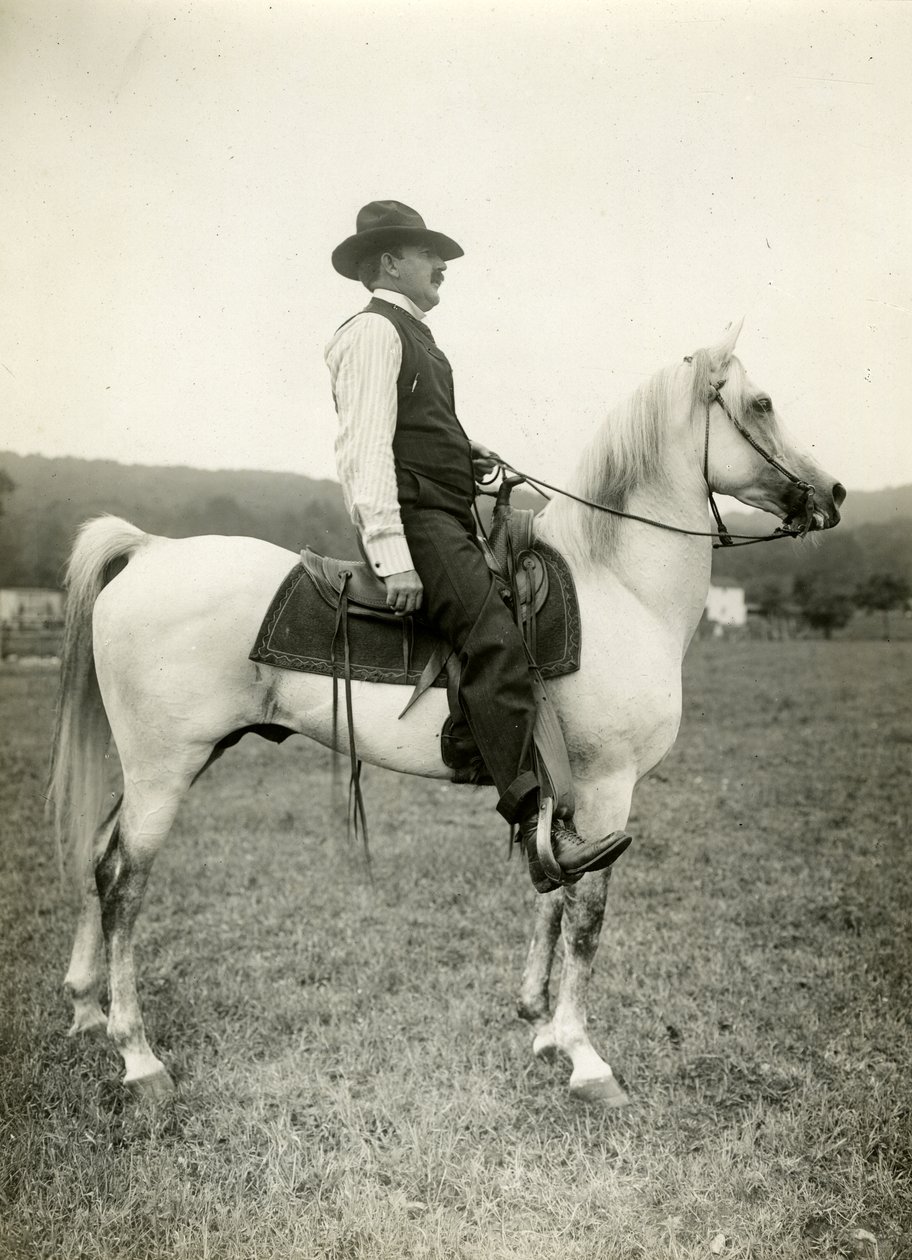 Homer Davenport serietecknare på sin arabiska häst, ca 1905-12 (gelatinsilverfoto) av Jessie Tarbox Beals
