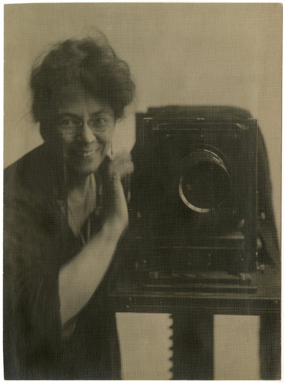 Jessie Tarbox Beals, självporträtt med kamera, ca 1918-20 (gelatinsilverfoto) av Jessie Tarbox Beals