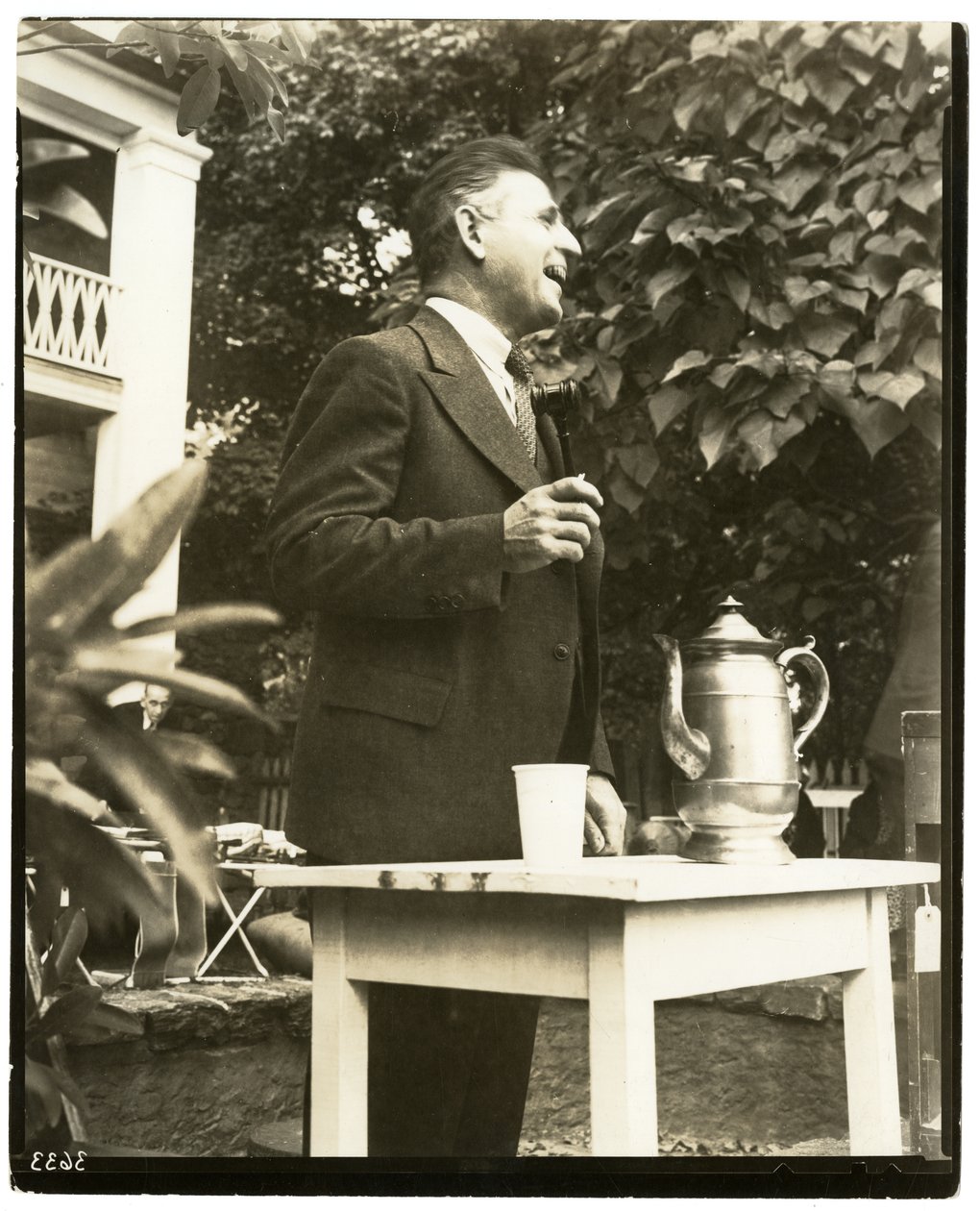 John W. Mitchell berömda auktionsförrättare, Country Auction i Greenwich, Conn eller Weston, Conn av Jessie Tarbox Beals
